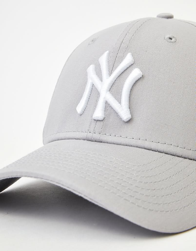 Cappellino New Era 39Thirty League Basic dei New York Yankees - Grigio/Bianco