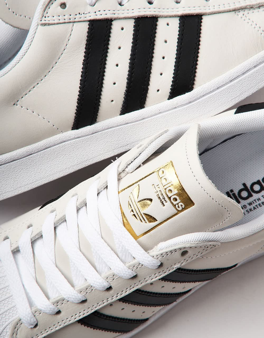 adidas Superstar ADV Skateschuhe – Weiß/Schwarz/Goldmetallic