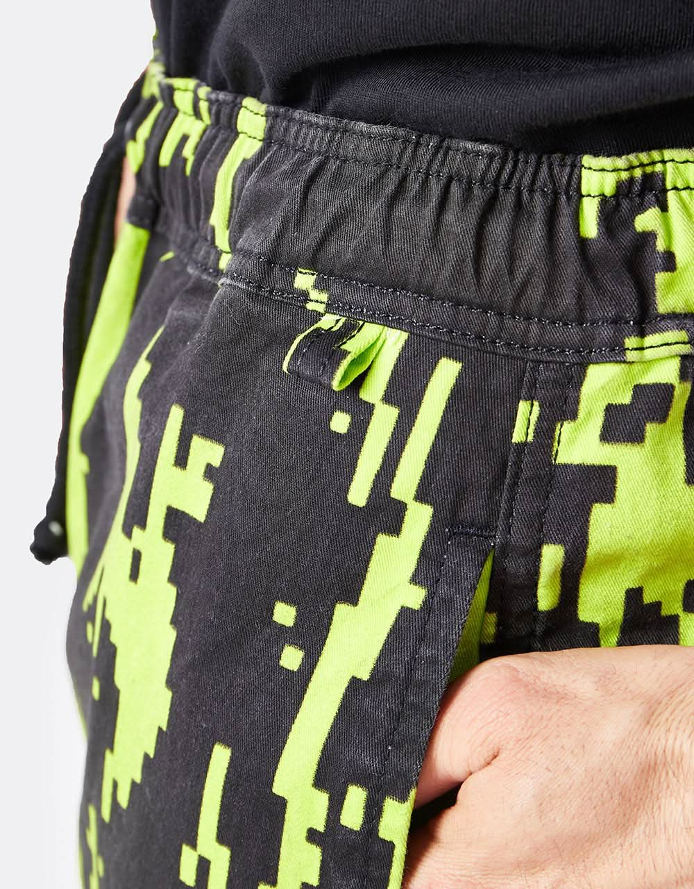 Route One Organic Baggy Pants – Pixel Flames Schwarz/Limettengrün