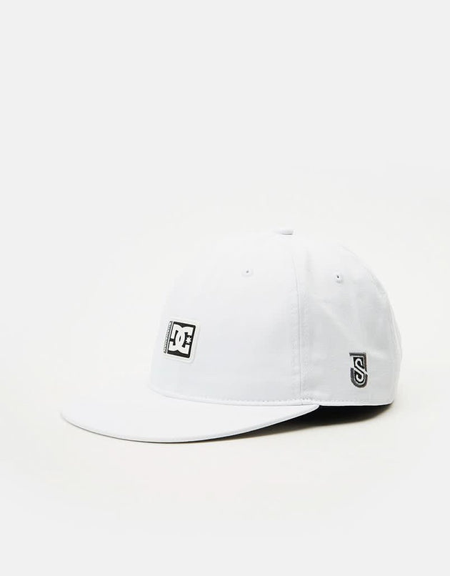 Cappellino strapback DC x John Shanahan - bianco