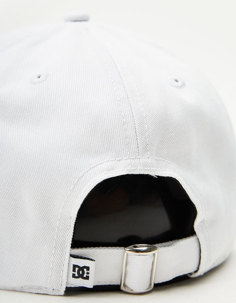 Cappellino strapback DC x John Shanahan - bianco