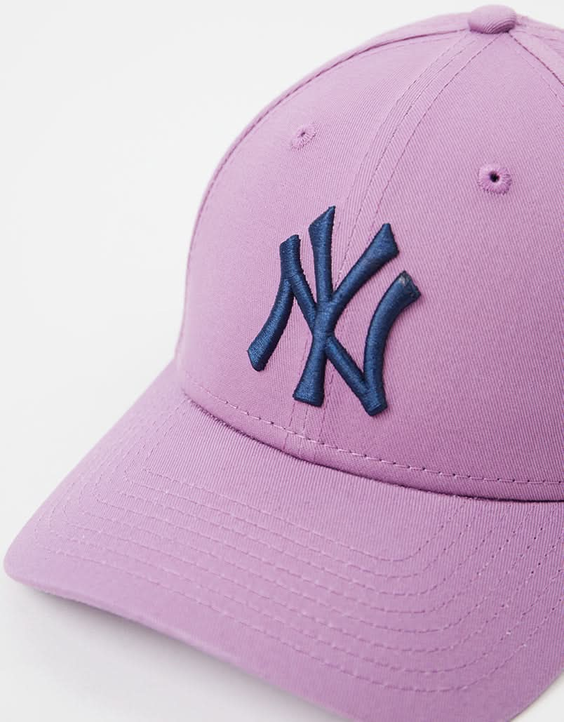 Gorra 9Forty® New York Yankees League Essential de New Era - Nitro morado/azul marino