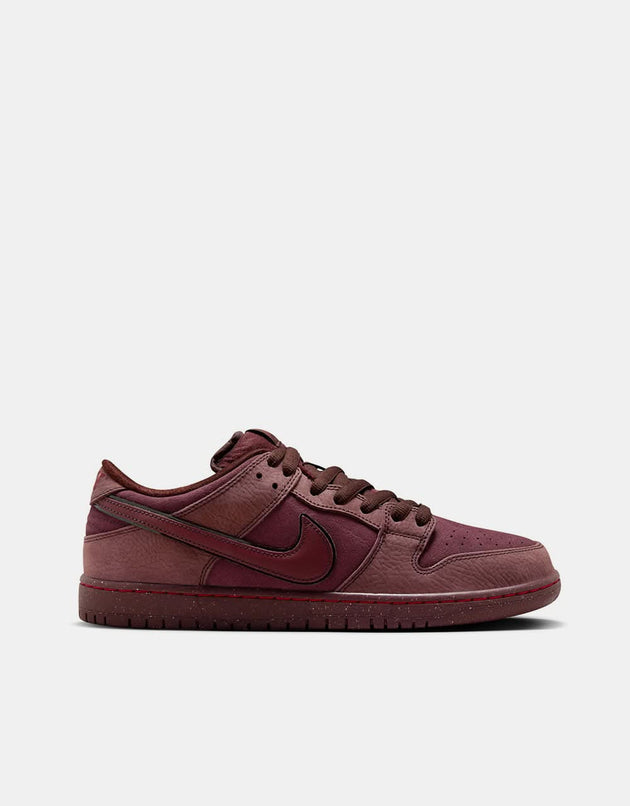 Nike SB „City of Love“ Dunk Low Premium Skateschuhe – Burgundy Crush/Dk Team Red-Earth-Dk Pony-Univ Red-Earth