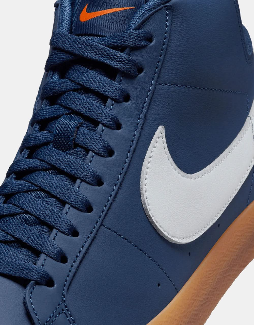 Scarpe da skate Nike SB Zoom Blazer Mid ISO - Navy/Bianco-Navy-Gum Lt Marrone-Midnight Navy-Arancio Safety