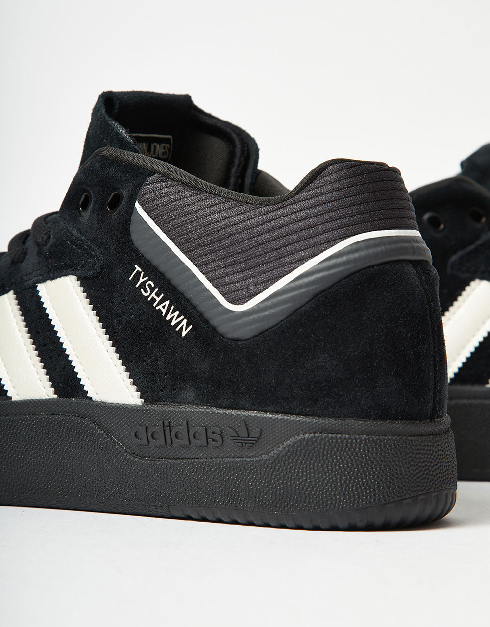 Chaussures de skate adidas Tyshawn - Noir Noyau/Zéro Métallique/Étincelle