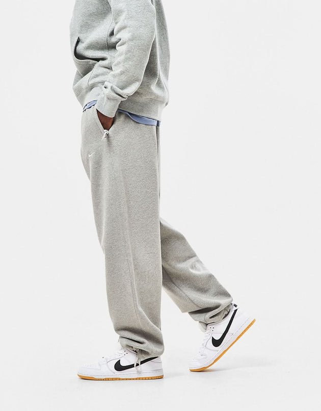 Pantalon de survêtement Nike Solo Swoosh (droit) - Gris chiné foncé chiné/Blanc