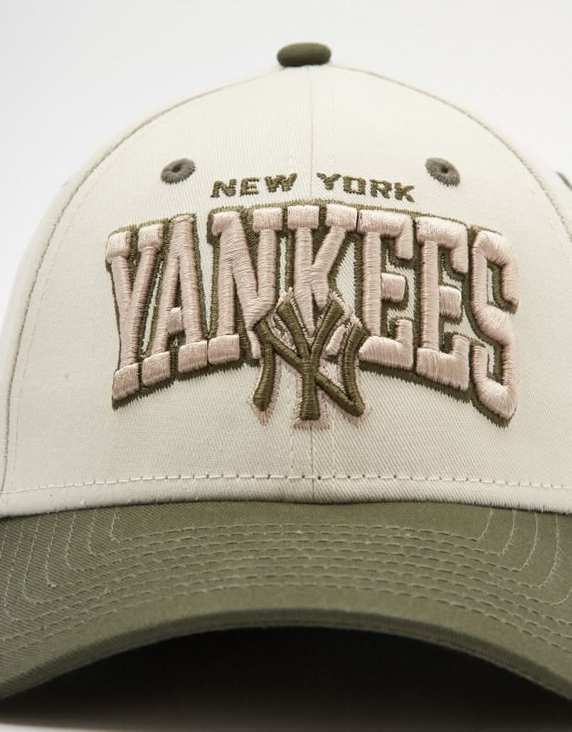 New Era 9Forty® New York Yankees White Crown Cap - New Olive/Stone