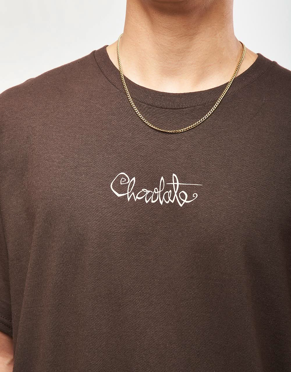 Chocolate 94 Script T-Shirt – Dunkle Schokolade