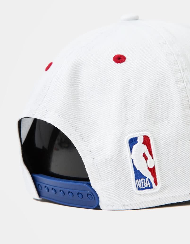 Cappellino da golf lavato con logo NBA di New Era - Bianco/Roale