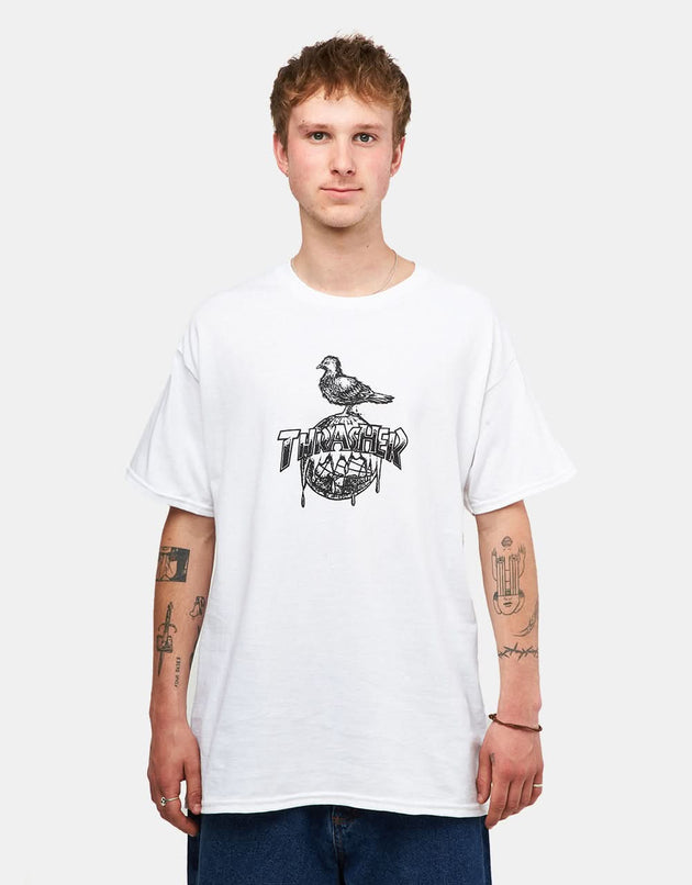 Camiseta Thrasher x Anti Hero Cover The Earth - Blanco