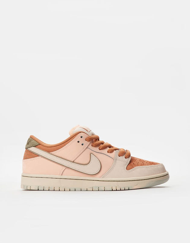 Nike SB 'Trocadero' Dunk Low Pro Premium Chaussures de skate - Marron Ambre/Guava Ice-Crimson Tint-Hemp