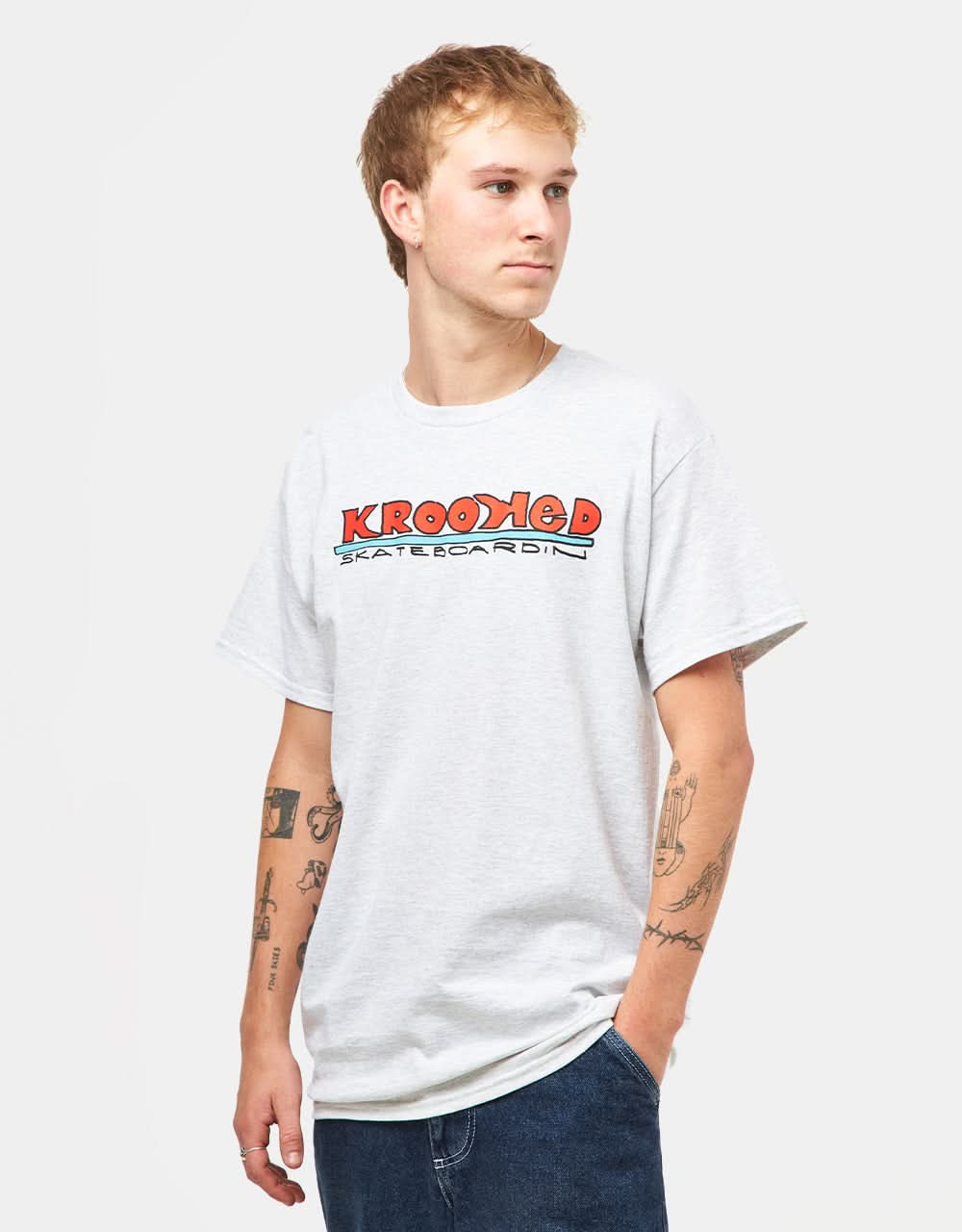 Camiseta Krooked Skateboarding - Ceniza/Multicolor