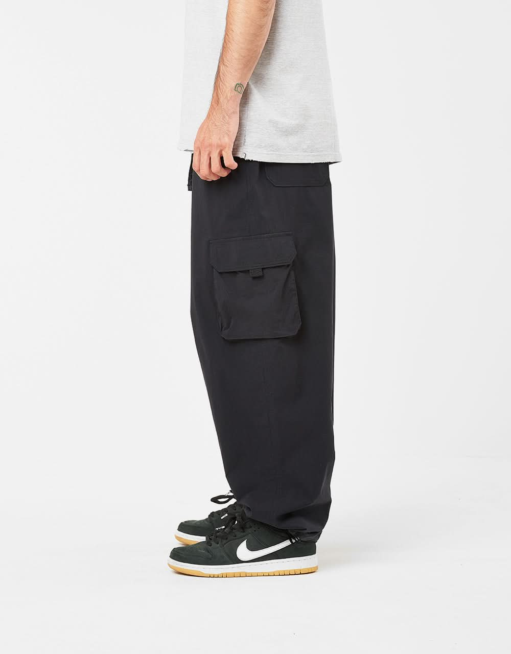 Pantalon cargo Nike SB Kearny avec ceinture - Noir/Blanc