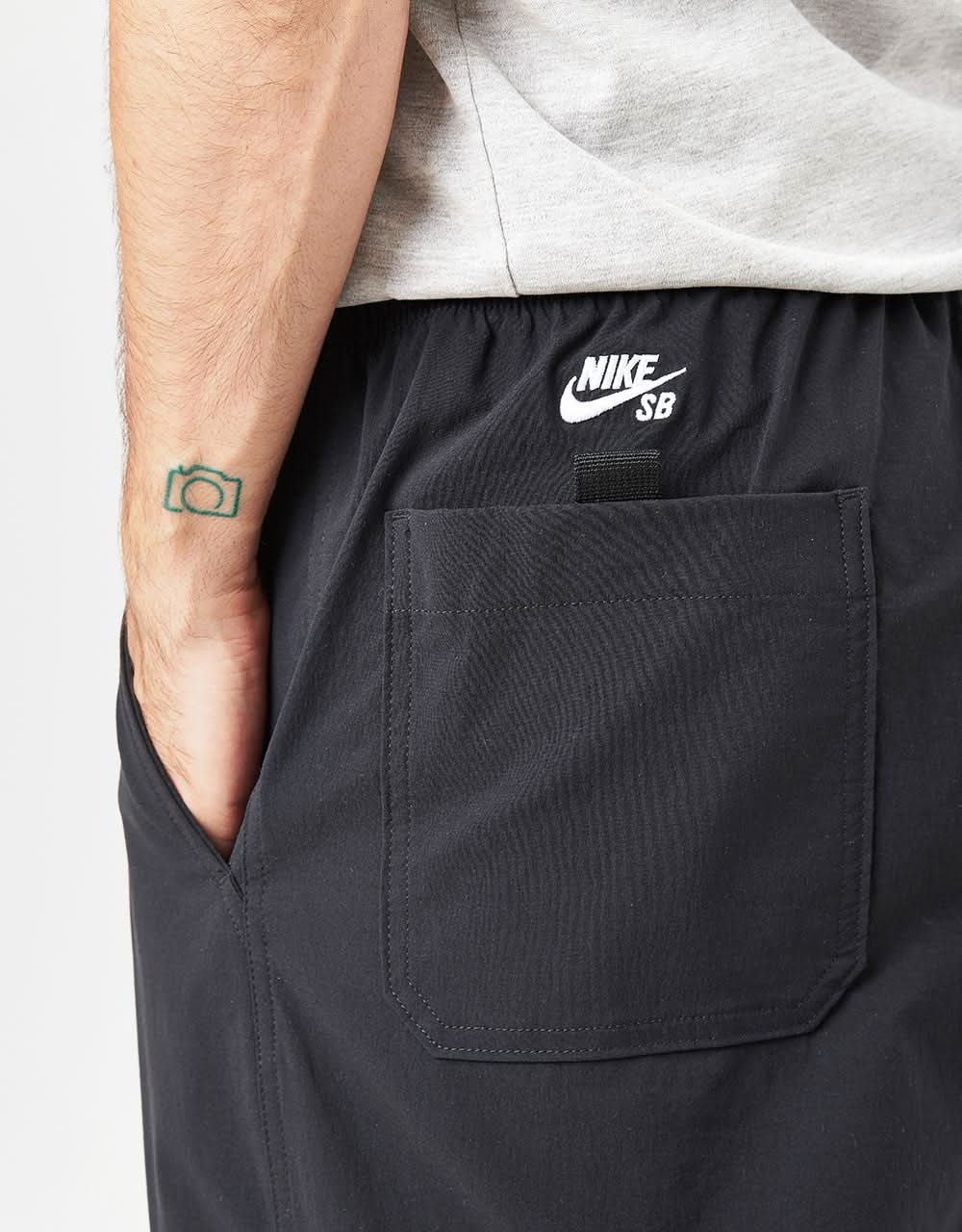 Pantalón cargo Nike SB Kearny con cinturón - Negro/Blanco