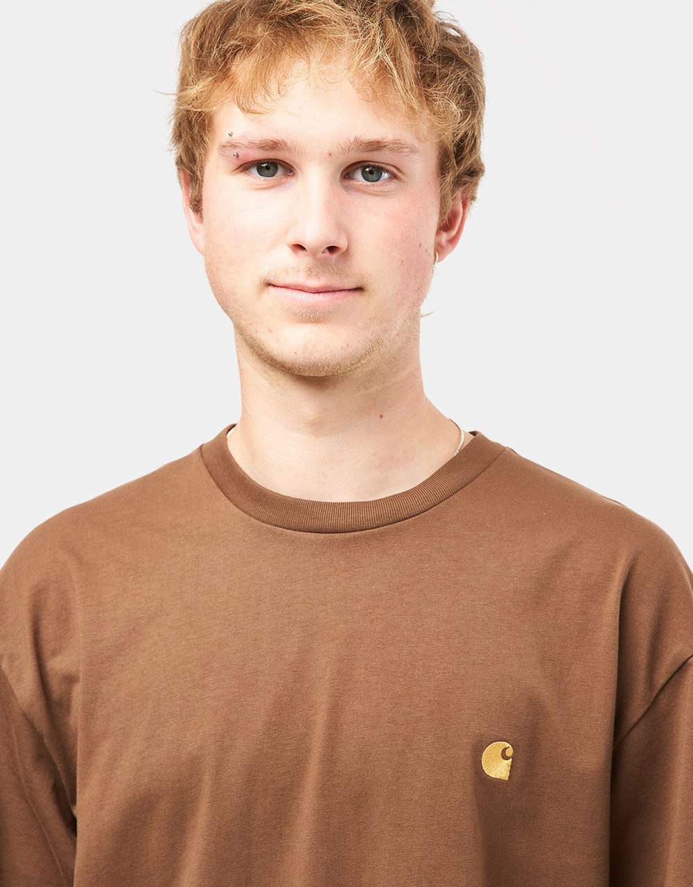 Camiseta Carhartt WIP Chase - Chocolate/Oro