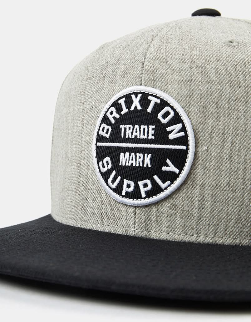 Brixton Oath III Snapback Cap – Hellgrau/Schwarz