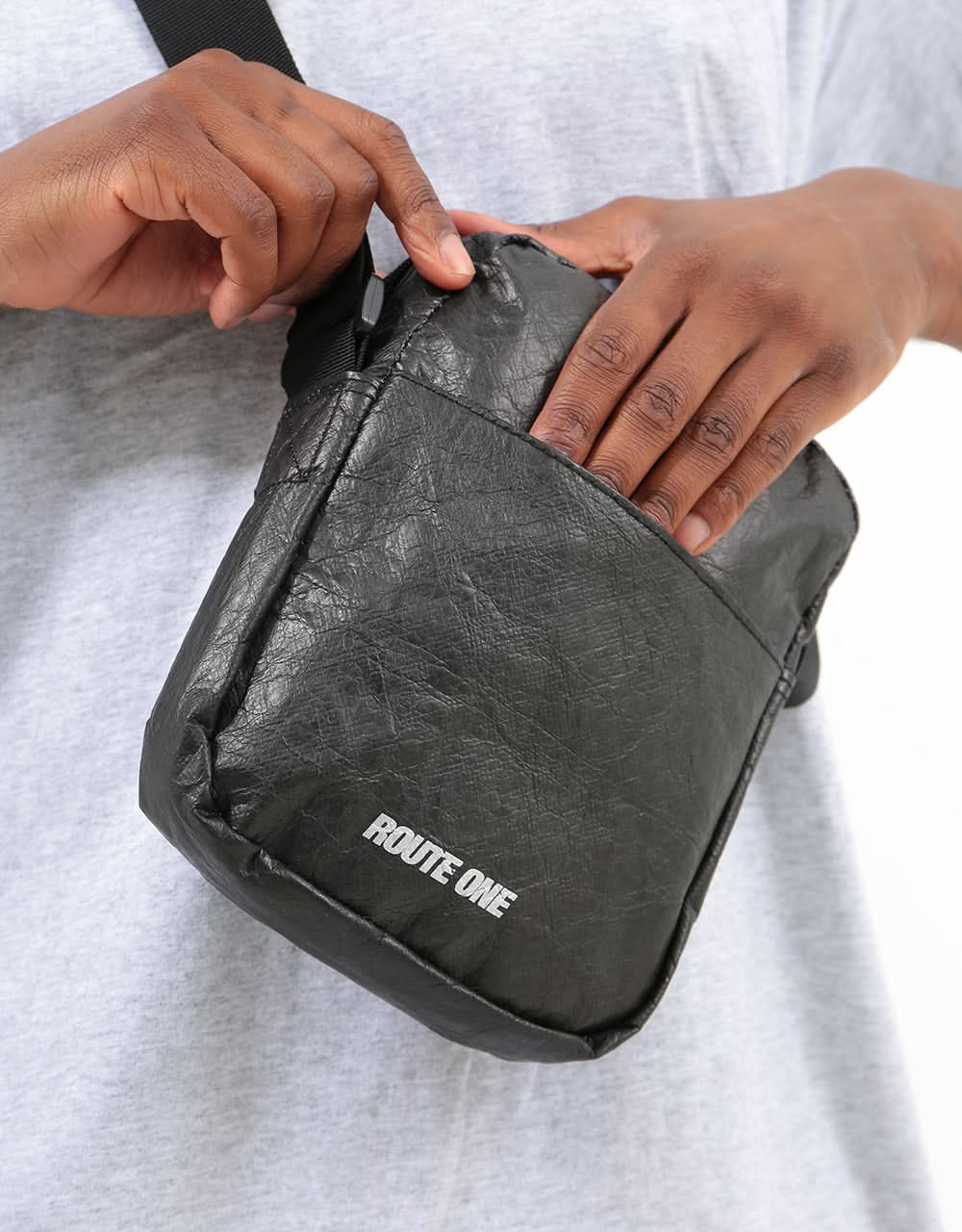 Route One recycelte Flugtasche – Tyvek Schwarz