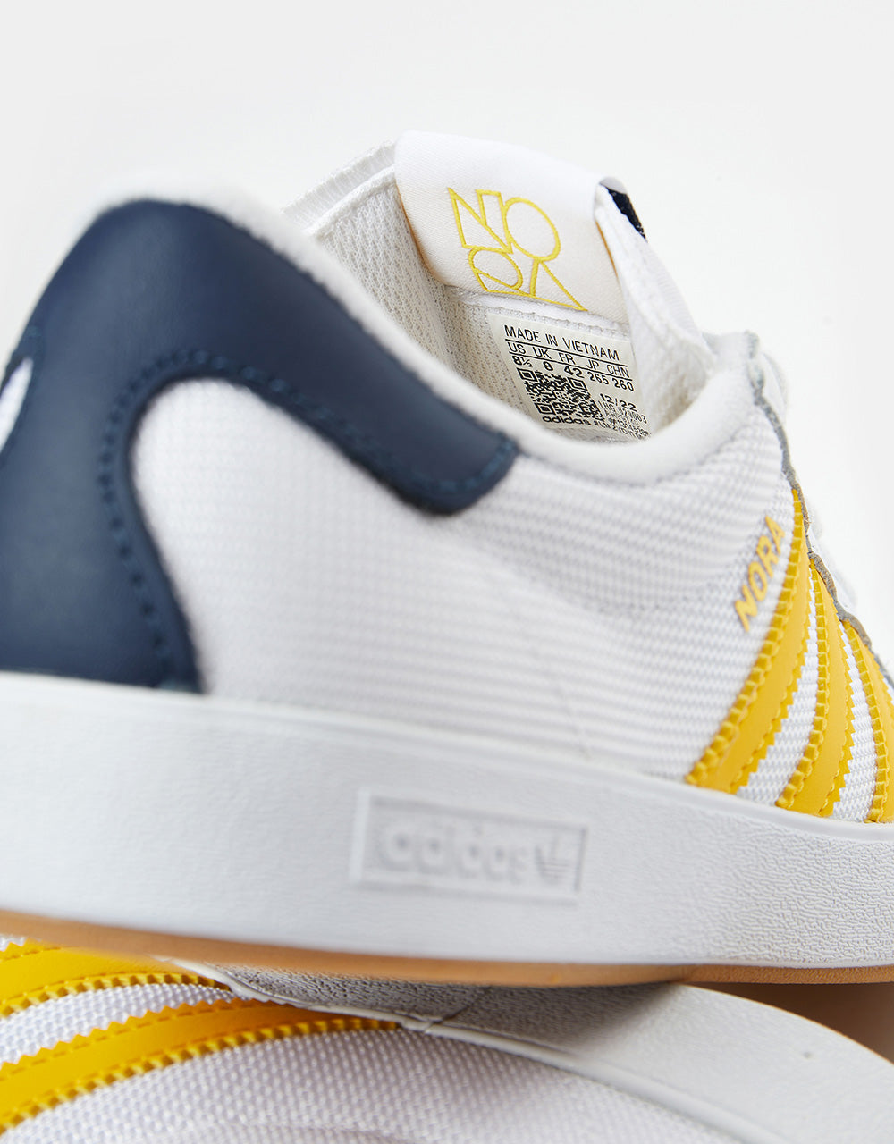 adidas Nora Skateschuhe – Weiß/Bold Gold/Collegiate Navy